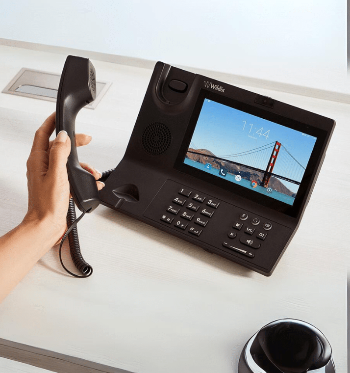 Standard téléphonique VISION Wildix posé sur un bureau