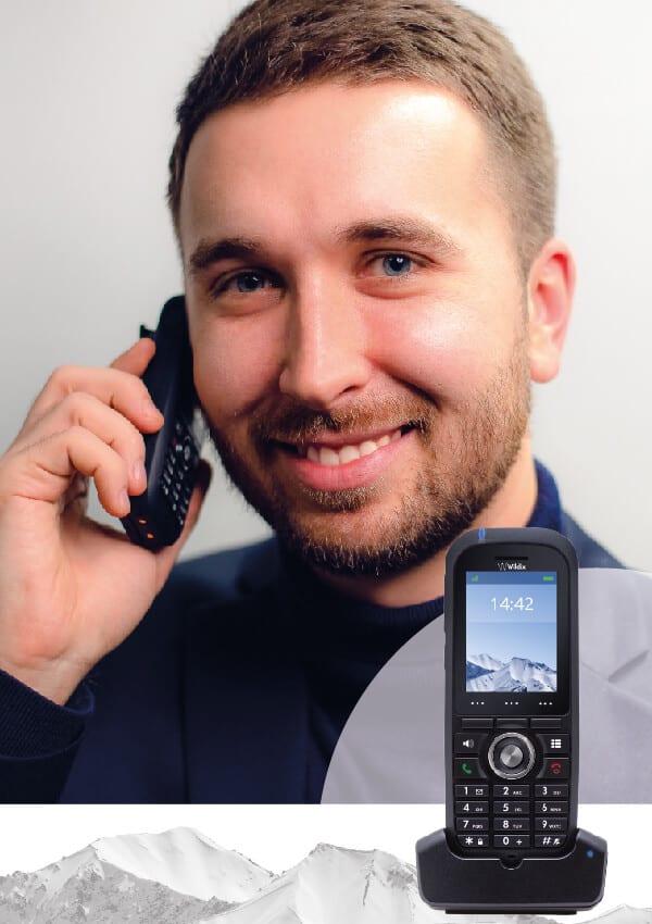 Homme souriant de bureau au téléphone